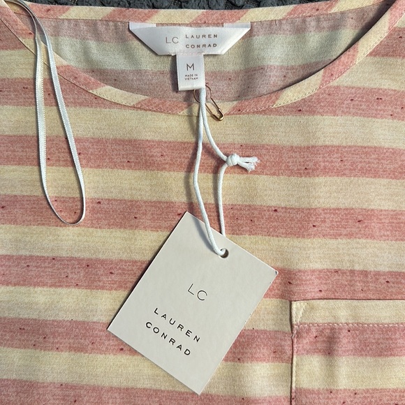 Lauren Conrad size M lightweight short sleeved women’s top, NWT - Picture 4 of 5